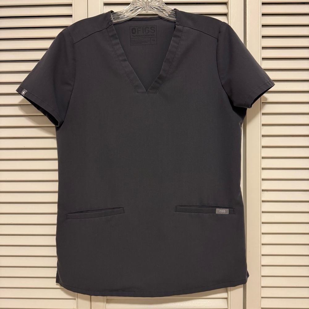 FIGS Casma three pocket scrub top